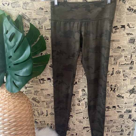 lululemon athletica Pants - Lululemon Wunder under pant camo savasana green 6